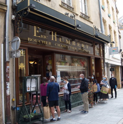 Queuing for fine food
