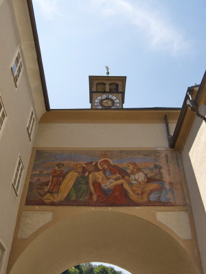 Piet above archway