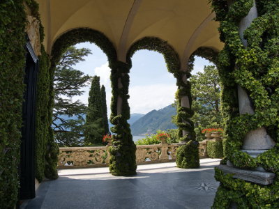 Villa Balbianello - through the arches and beyond