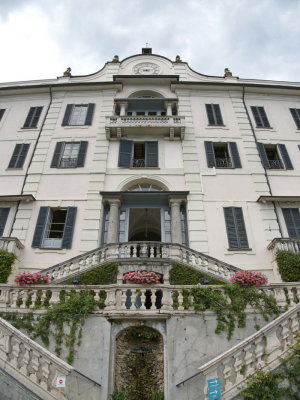 Villa Carlotta - looking up to the main entrance