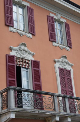 Sculpted window frames in Menaggio