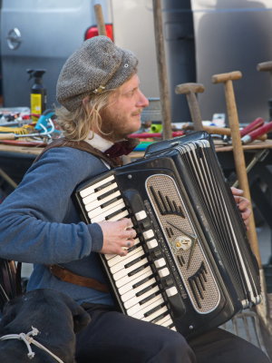 Man playing the accordeon on the flea-market