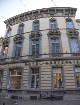 Rounded front of Hotel Gravensteen