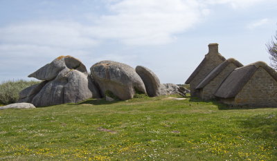 Rochers et chaumires - rocks and thatched cottages