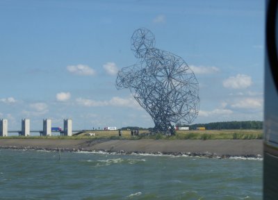 Hurkende man op de Markerstrekdam bij de haven van Lelystad