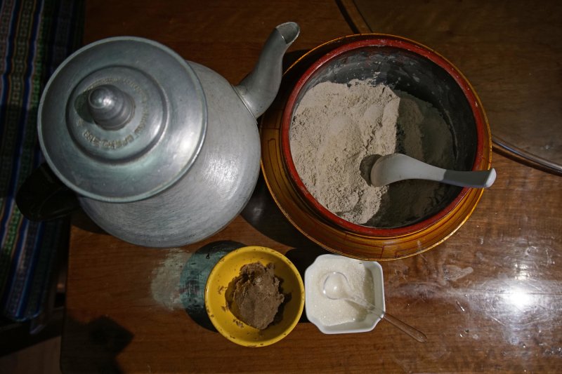 青稞粉加酥油茶，捏成团就是糌粑