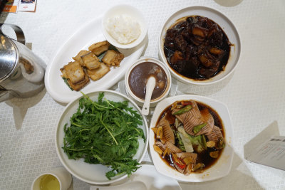 顺丰酒店，凉拌茼蒿好吃。