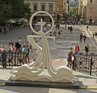 STATUE AND PLAZA : ST. STEPHENS