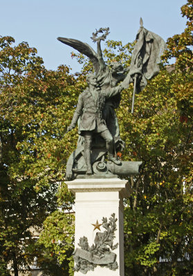 STATUE ON PATH TO ST. MATTHIAS