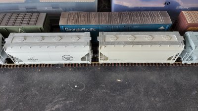 Athearn vs. Accurail ACF 2970cf Covered Hoppers 