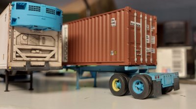 Walthers, Athearn Containers with Printed Parts