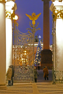 Porte de l'Hermitage donnant sur la Pace du Palais