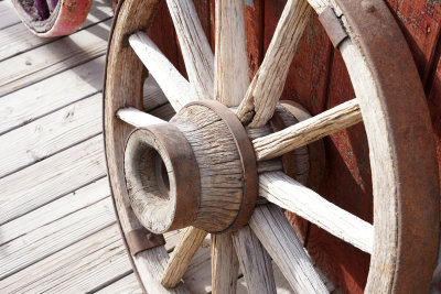 A wagon wheel in Oatman 005_DSC02241