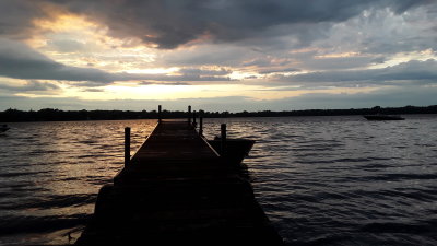 Quand le soir tombe sur le lac
