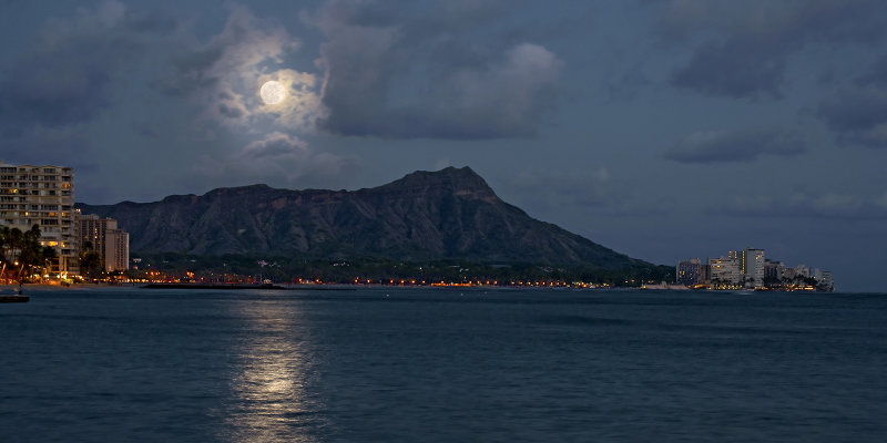 Oahu - Honolulu Moonrise