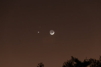 Venus and Mars- in a Crescent Moon triple conjunction