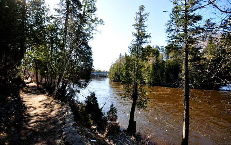 Sur le sentier des rsurgences