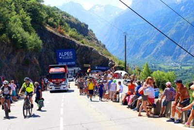 2018078071 Atmosphere builds Alpe dHuez.jpg