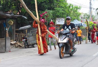 2019048846 Cross carrying Easter.jpg