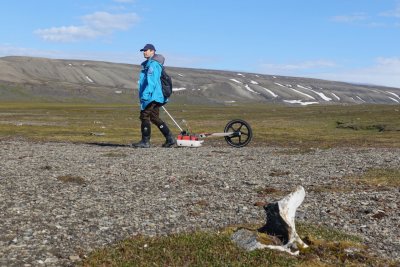 Wouter Rooke of #Medusa handling the ground radar to measure the depth of the permafrost.jpeg