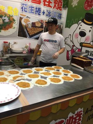 菁桐 - Caramel peanut ice cream roll. A novelty