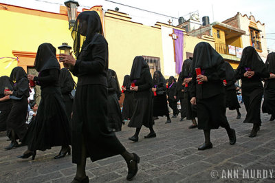 Women in black in Quertaro