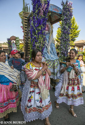 Girls carrying the anda