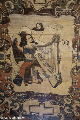 Angel playing harp in Cucucho
