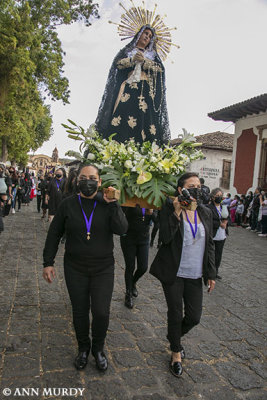 Women carrying the Madre Dolorosa