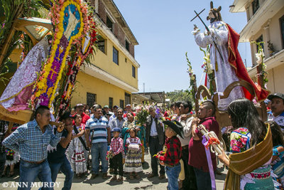 Processional float bowing to Christ