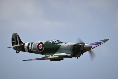 Grant flying Stan Hodson's 3 cyl Kolm 200 powered Spitfire Mk IX, 0T8A5990 (2).JPG