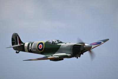 Grant flying Stan Hodson's 3 cyl Kolm 200  powered Spitfire Mk IX, 0T8A5990 (2).JPG