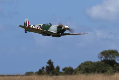 Grant flying Stan Hodson's 3 cyl Kolm 200  powered Spitfire Mk IX, 0T8A6839 (2).JPG