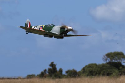 Grant flying Stan Hodson's 3 cyl Kolm 200 powered Spitfire Mk IX, 0T8A6839 (2).JPG
