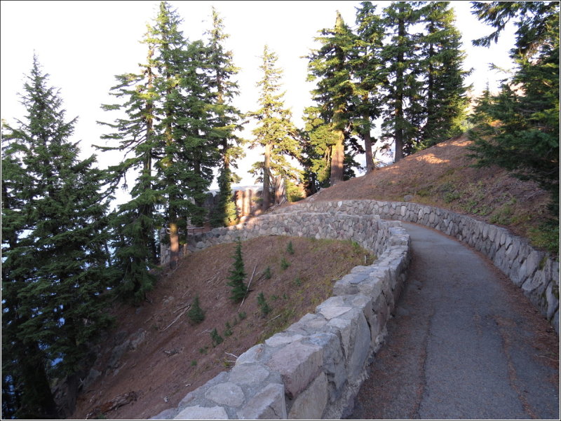 Trail down to Sinott Overlook