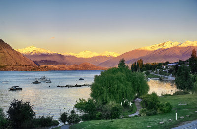 Sunset Lake Wanaka Hotel 