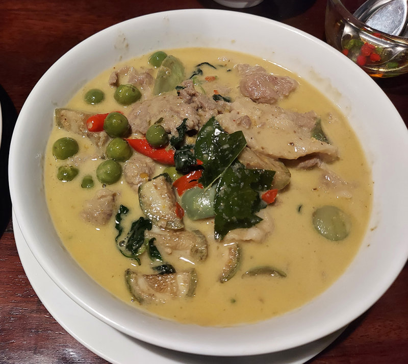 Green curry with port and eggplants 