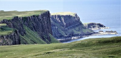 Sgeir_Dhubh_cliffs