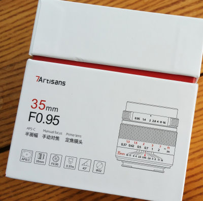 The lens comes in a very nice box