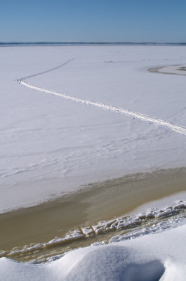 Skiing away from the slush .