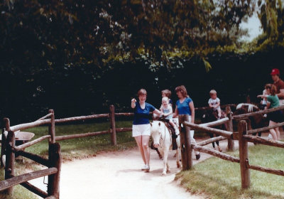 1983 07 Marti Asher and Elizabeth Asher at the Ft Wayne Zoo 06.jpg