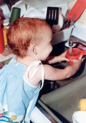 1983 08 Elizabeth Asher making Kool Aid 01.jpg