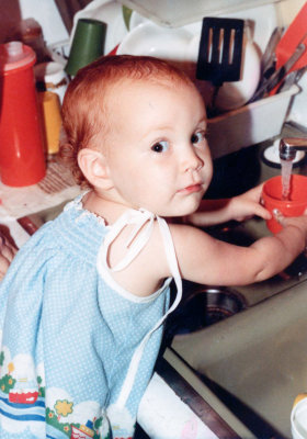 1983 08 Elizabeth Asher making Kool Aid 02.jpg