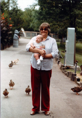 1983 08 31 Helen Connors and Elizabeth Asher at the Ft Wayne Zoo 01.jpg