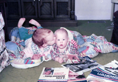 1983 11 24 Elizabeth and Melissa Asher Thanksgiving in Otterbein 04.jpg