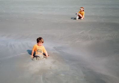 1987 08 15-19 Melissa and Elizabeth Asher at Sunset Beach 01.jpg