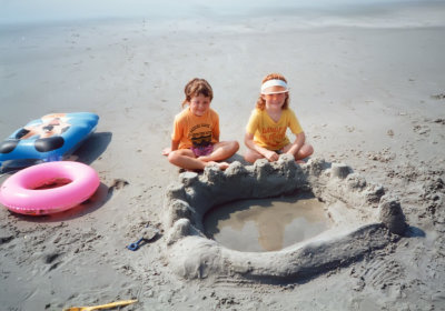 1987 08 15-19 Melissa and Elizabeth Asher at Sunset Beach 02.jpg