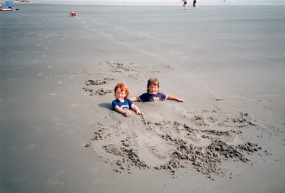 1987 08 15-19 Elizabeth and Melissa Asher at Sunset Beach 01.jpg