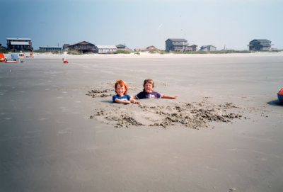 1987 08 15-19 Elizabeth and Melissa Asher at Sunset Beach 03.jpg