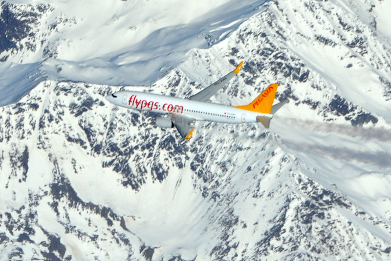 Pegasus B737 (TC-AAV) over the Italian Alps